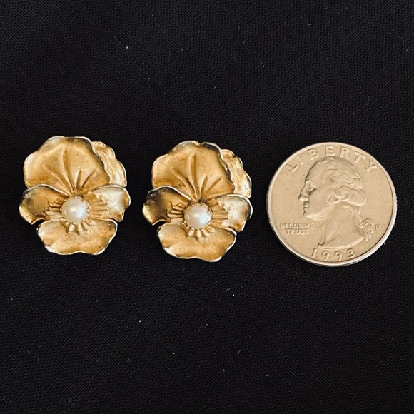 Vintage Marvella Faux Pearl Gold Tone Floral Clip On Earrings - Picture 5 of 5